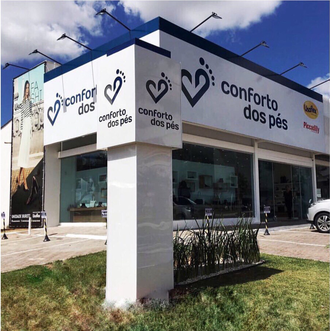 Fachada da unidade Parque Amazônia da Conforto dos Pés, ao lado do Buriti Shopping, em dia de céu azul